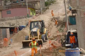Instalación del sistema de agua potable y alcantarillado en el esquema de Pomalca, proporcionando acceso seguro al recurso para la población local.