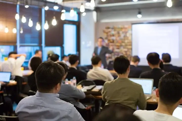 Capacitación, entrenamiento, conferencias y seminarios.